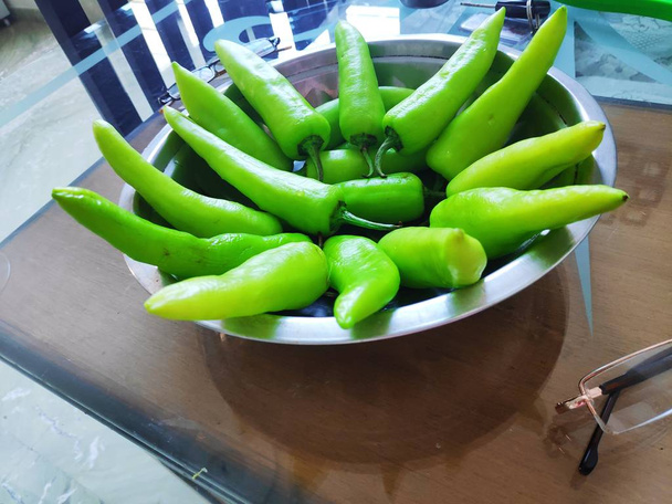 Pimientos picantes verdes crudos en un tazón
 - Foto, imagen