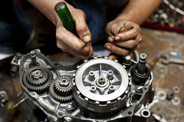 Moto moteur de réparation
 - Photo, image