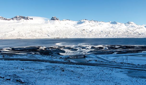 Soleado paisaje montañoso de invierno helado, fiordo este de Djupivogur, Islandia, Europa. Concepto de explorar la hermosa naturaleza. La vida es un viaje
 - Foto, Imagen