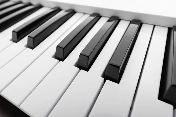 Teclas en blanco y negro de un teclado de música
 - Foto, imagen