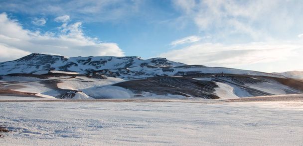 Зимовий пейзаж Крафли в сонячний, вітряний день, північно-східна Ісландія. - Фото, зображення