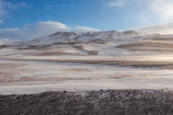 Paisagem de inverno da área de geothermail Krafla em um dia ensolarado e ventoso, nordeste da Islândia
 - Foto, Imagem