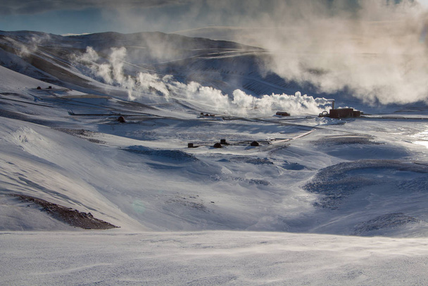 Vapor, vapor, céu azul e paisagem montanhosa ensolarada Usina geotérmica de Krafla, norte da Islândia. Fuming inverno natureza
. - Foto, Imagem