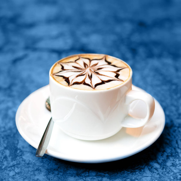 Cappuccino cup marmori tausta, äänisen sininen
 - Valokuva, kuva
