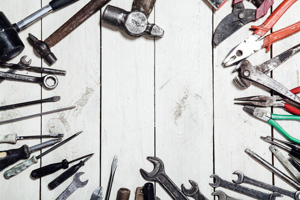 ferramentas de construção para chaves de broca de chave de fenda martelos de reparação
 - Foto, Imagem
