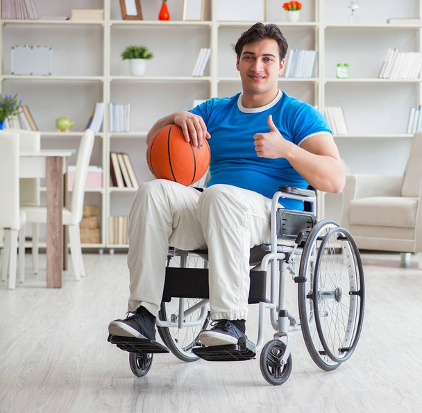 Jonge basketbalspeler op rolstoel herstellende van blessure - Foto, afbeelding