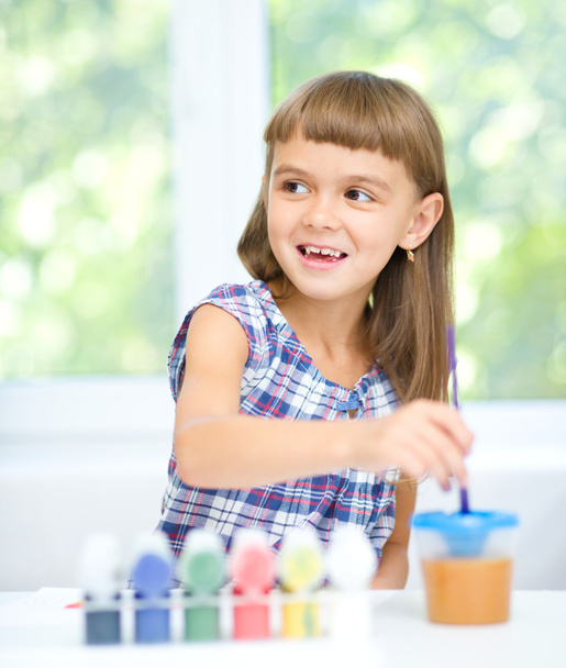 klein meisje is schilderen met gouache - Foto, afbeelding