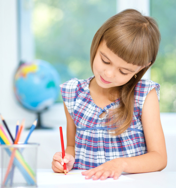 Little girl is drawing using pencils - Zdjęcie, obraz