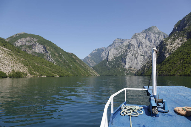 Krásná krajina s horami a zelenými lesy na výletě lodí na jezeře Komani v dinarických Alpách v Albánii - Fotografie, Obrázek