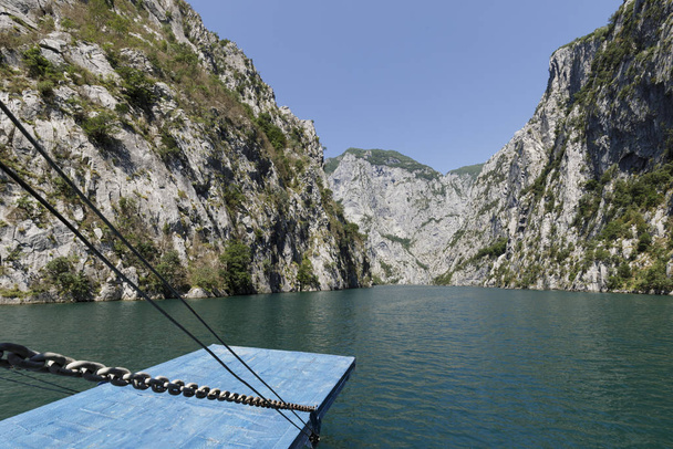 Vista desde la rampa del barco sobre un hermoso paisaje con montañas y bosques verdes en un viaje en barco por el lago Komani en los alpes dináricos de Albania
 - Foto, Imagen
