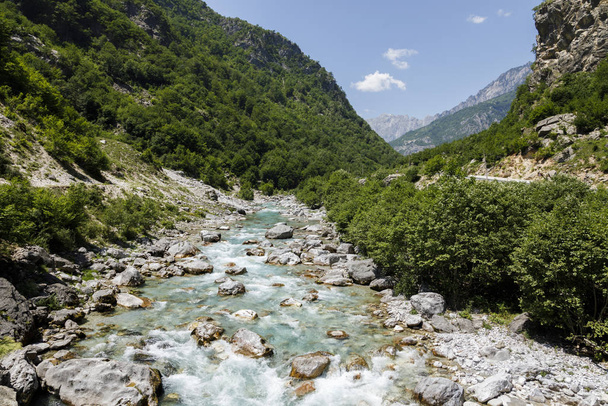 Valbona folyó a gyönyörű Valbona völgyben a Dinári-Alpokban Albániában - Fotó, kép