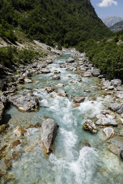 Река Вальбона в красивом местечке Вальбона в Динарических Альпах в Албании
 - Фото, изображение