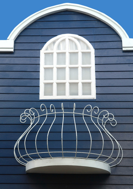 okna białe z tarasem na niebieski ścienne z drewna - Zdjęcie, obraz
