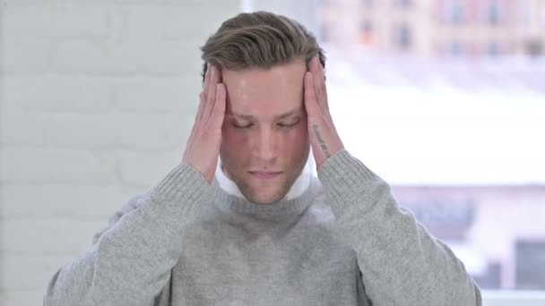 Πορτρέτο του κουρασμένου δημιουργικού νεαρού άνδρα που έχει πονοκέφαλο - Πλάνα, βίντεο