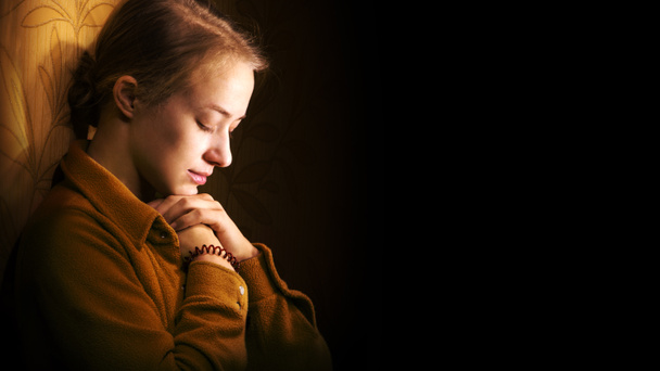Mujer joven rezando - Foto, imagen