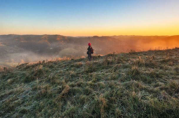 touriste dans les montagnes. lever du soleil d'automne dans les Carpates
 - Photo, image
