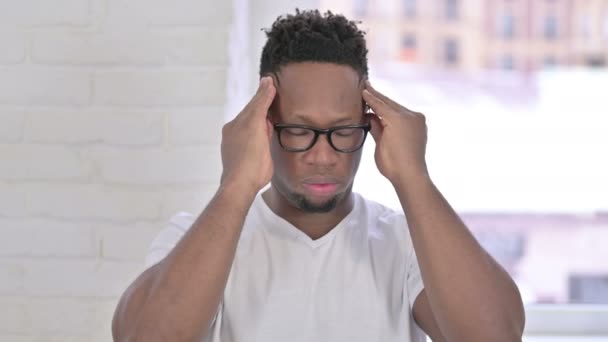 頭痛を持つストレスカジュアルアフリカ人男性の肖像  - 映像、動画
