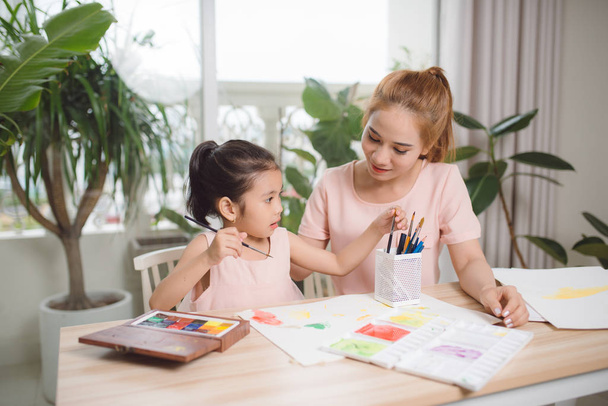 Matka učí svému dítěti, jak kreslit - Fotografie, Obrázek