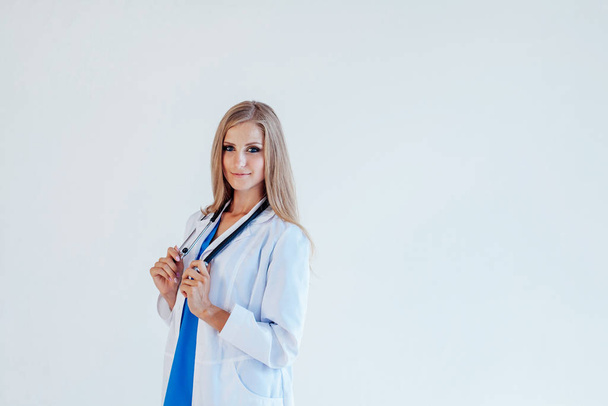 женщина-врач со стетоскопом в больнице
 - Фото, изображение