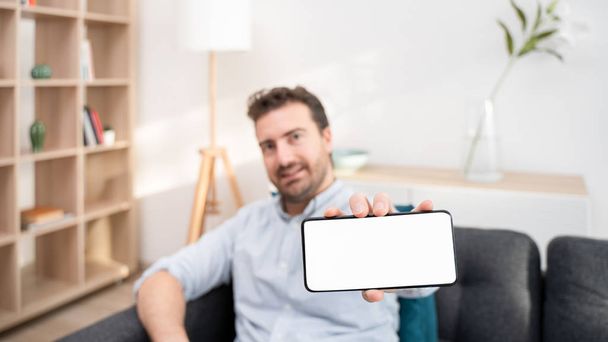 Man showing mobile phone display and blank screen - Foto, Bild