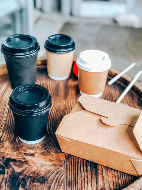 Κύπελλα καφέ και δρόμο τροφίμων δοχείο χαρτί χειροτεχνίας - Φωτογραφία, εικόνα