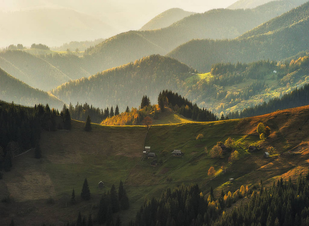 Herfstavond in de bergen. zonsondergang in de Karpaten - Foto, afbeelding