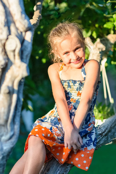Radostná malá krásná dívka pózující venku - Fotografie, Obrázek