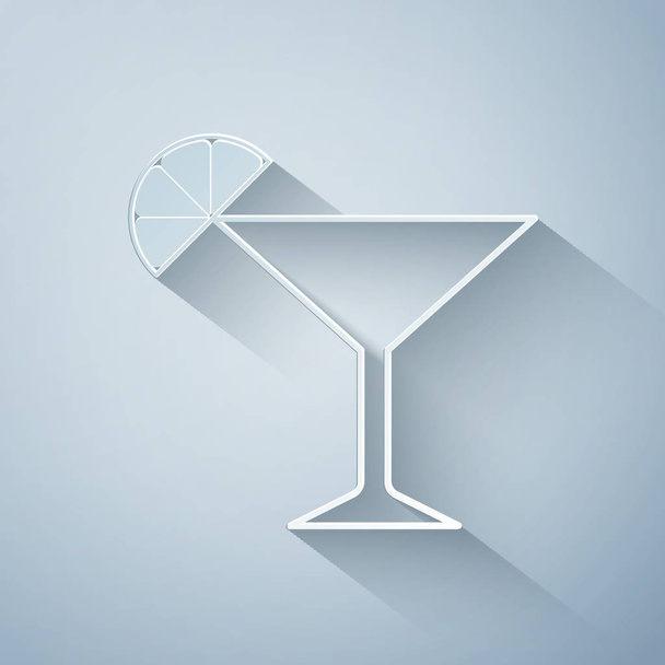 Бумага вырезать мартини стекло значок изолирован на сером фоне. Коктейль с символом лайма. Бумажный стиль. Векторная миграция
 - Вектор,изображение