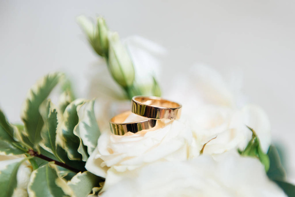 Wedding engagement rings and flowers wedding bouquet background, - Fotoğraf, Görsel