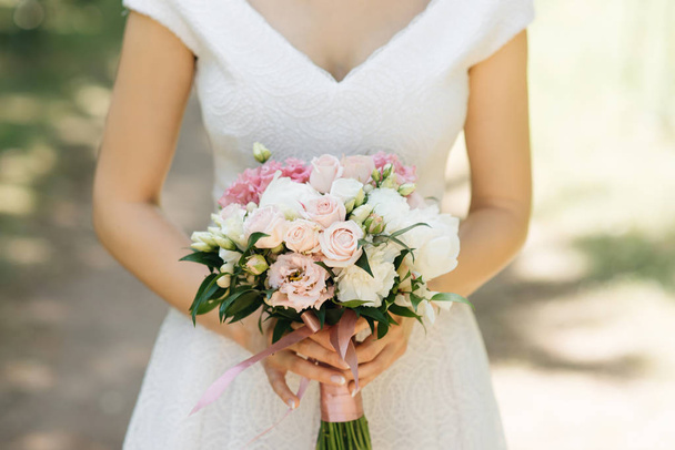 Bridal morning details. Wedding beautiful bouquet in the hands o - Фото, зображення