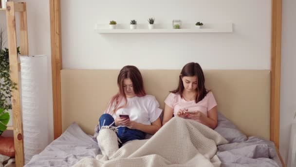 teens phubbing female friends using smartphones - 映像、動画