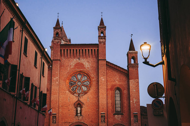 ALBA, ITÁLIA / NOVEMBRO 2019: A maravilhosa Catedral de San Lore
 - Foto, Imagem