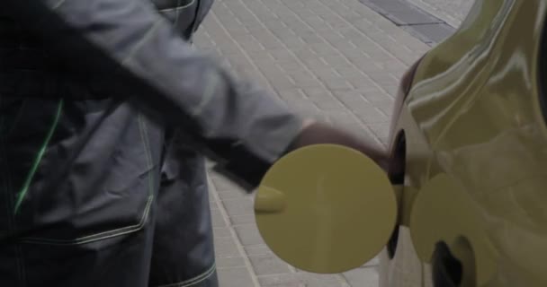 Benzindüse wird aus Autotank entnommen - Filmmaterial, Video