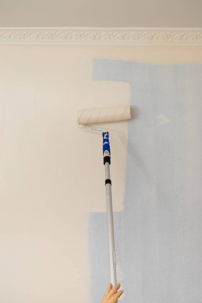 Person applying paint on wall - Fotografie, Obrázek