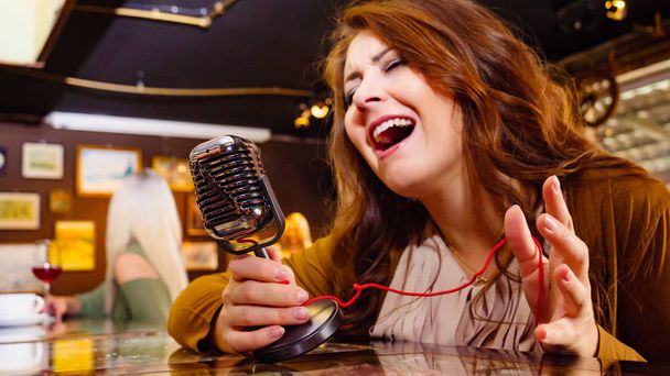 Nainen laulaa mikrofonilla - Valokuva, kuva