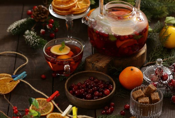 Chá de cranberry com especiarias e laranja
 - Foto, Imagem