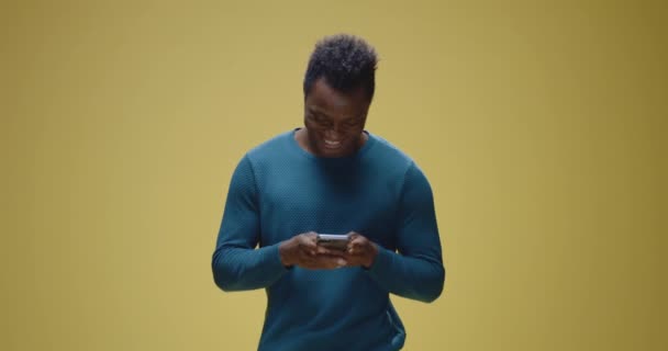 Nuori mies juttelee älypuhelimellaan
 - Materiaali, video