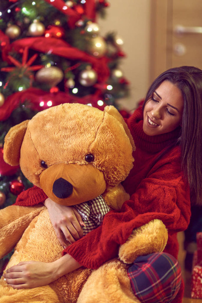 Щаслива жінка і плюшевий ведмідь різдвяний подарунок
  - Фото, зображення