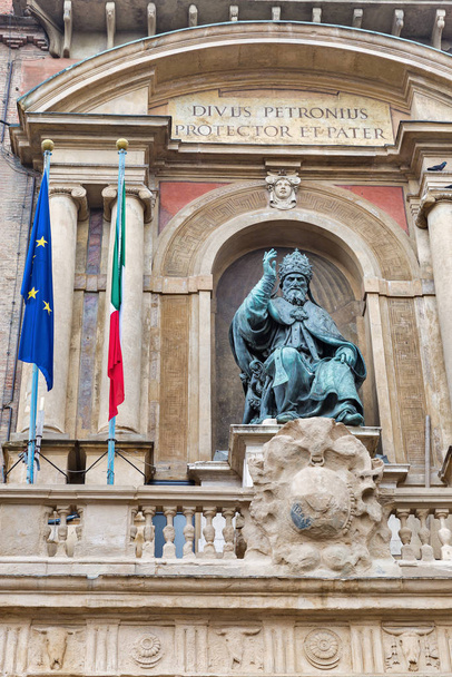 Palais Accursio avec statue du Pape Grégoire à Bologne, Italie
. - Photo, image