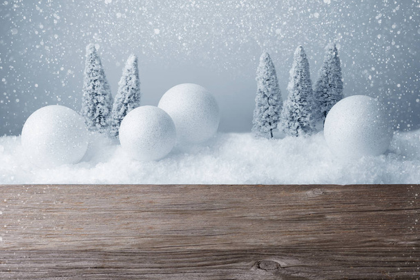 дерев'яний старий стіл з морозним білим різдвяним прикрасою на фоні
 - Фото, зображення