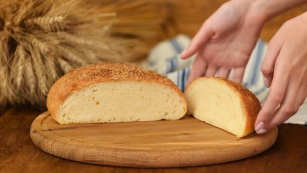 Lähikuva: Baker hallitsee tuoretta leipää. Leipätuotanto
. - Materiaali, video