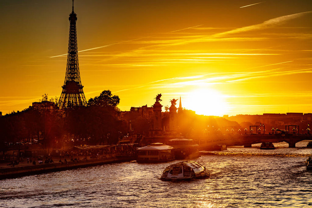 Frankreich, Paris, 5. Oktober 2018: Sonnenuntergang auf dem Eiffelturm, der Seine und dem pont alexandre iii - Foto, Bild
