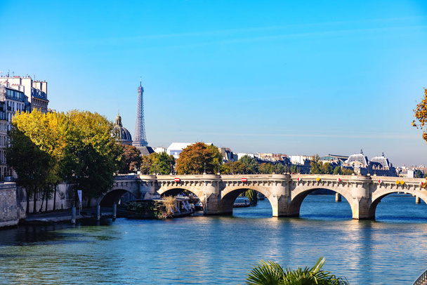 Francie, Paříž, 5. října 2018: Pohled na nový most, Seinu, Eiffelovu věž a kopuli Francouzského institutu - Fotografie, Obrázek