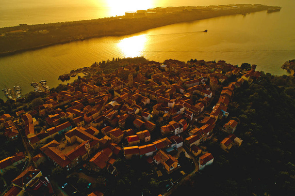 Πόλη του Omisalj στο νησί Krk εναέρια επική θέα στο ηλιοβασίλεμα - Φωτογραφία, εικόνα