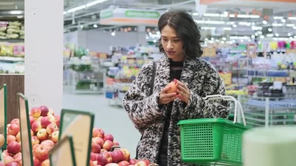 African american woman shopping apples from shelf in super market in 4K, UHD - Кадры, видео