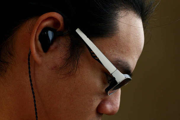 Asiático adolescente com óculos e fones de ouvido
 - Foto, Imagem