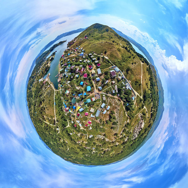 Hermosa panorámica futurista (360 pequeño planeta panorámico esférico) vista aérea del dron a las instalaciones de recreación de verano en las orillas del embalse de Bukhtarma en el río Irtysh, Kazajstán Oriental
 - Foto, Imagen