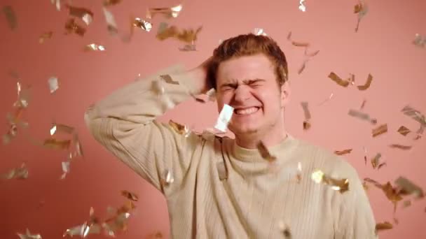 birthday surprise confused guy smiling confetti - Metraje, vídeo
