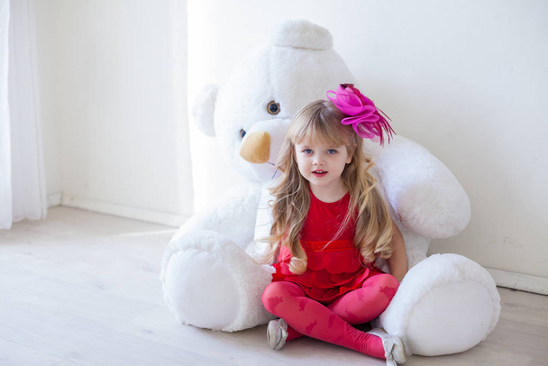 Mädchen mit weichem Eisbär Spielzeug Geschenk - Foto, Bild