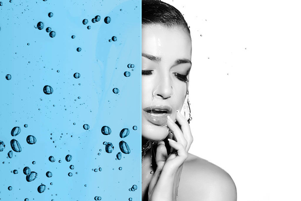 Hermoso concepto de cuidado de la piel de la mujer con superposición de agua hidratante
 - Foto, imagen